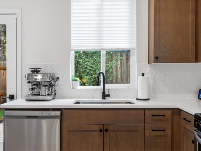 Building Photo - Light-Filled w/ Modern Finishes - 3?Bed / ...