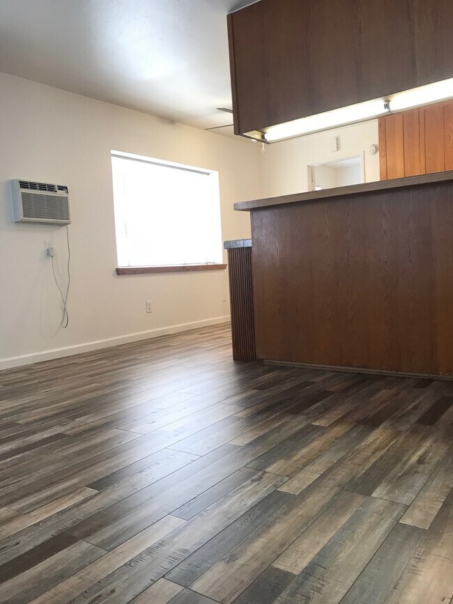 Building Photo - Gorgeous 1+1  in Glendale - Close to Eagle...