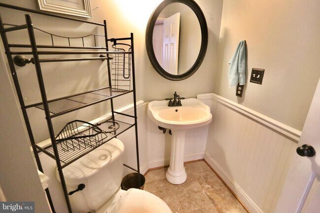 Building Photo - 6623 Skylemar Trail