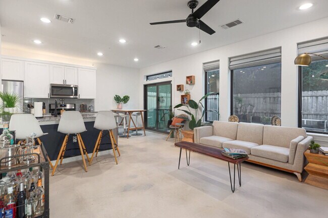 Building Photo - Spacious 3-Bedroom Townhouse Retreat