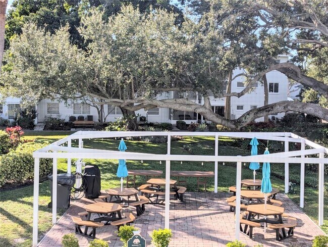 Building Photo - 2328 Canal Dr