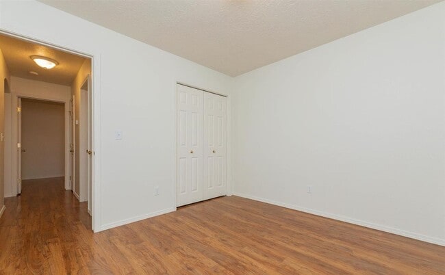Building Photo - Welcome to this spacious 5-bedroom, 2-bathroom home in Nampa, ID