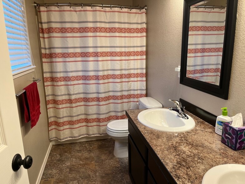 Master Bath - 3036 N Terrell Dr