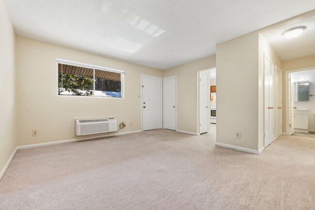 Building Photo - Two bedroom updated paint, carpet washer/dryer included in unit - Immediate Move In