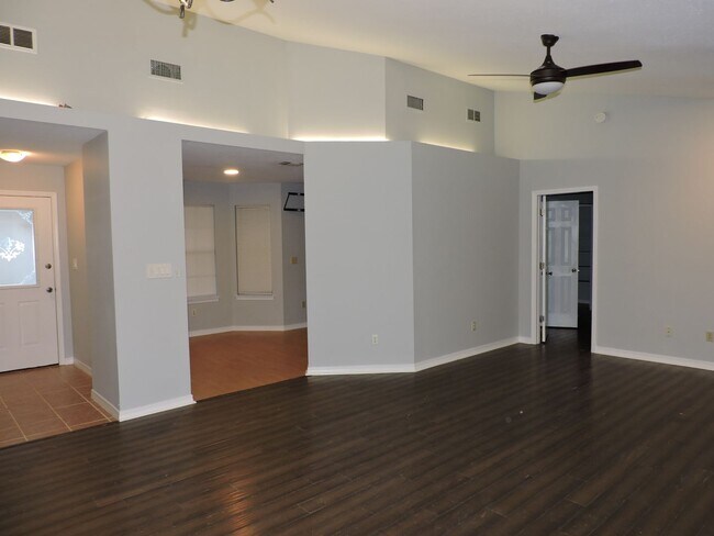 Building Photo - Convenient to interstate, schools & shopping!