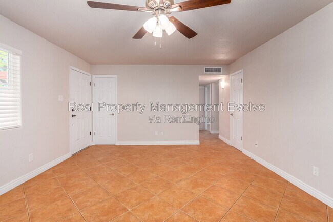 Building Photo - 5438 S 46th Pl
