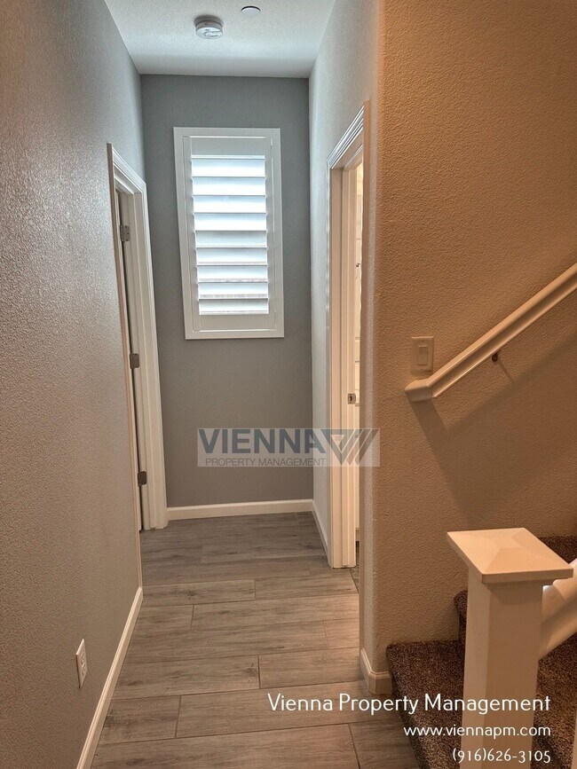 Building Photo - 1347 Larkspur Dr