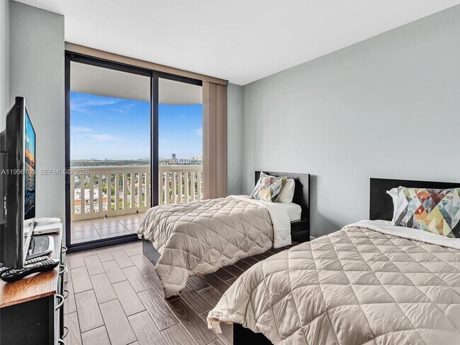 Building Photo - 2000 Island Blvd