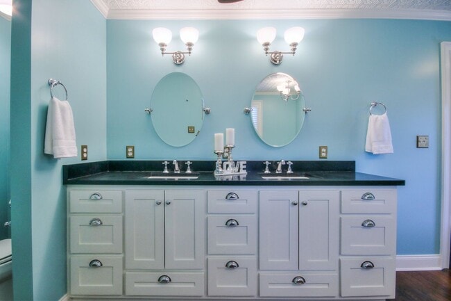 Building Photo - 4 BR 2/2 BA Large Fenced in Back Yard! Chef's Kitchen! Upstairs Bonus Room! 2 Car Garage