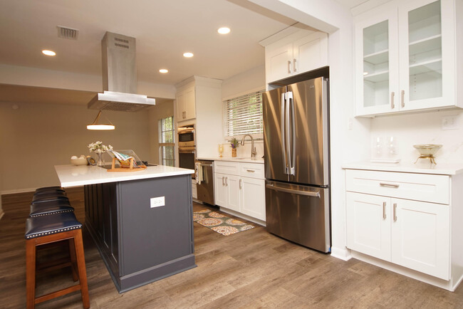 Building Photo - 596 L'Ombre Ct NE