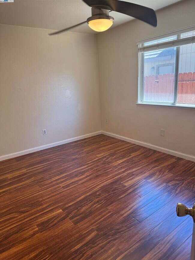 Building Photo - 5325 Avante Ln