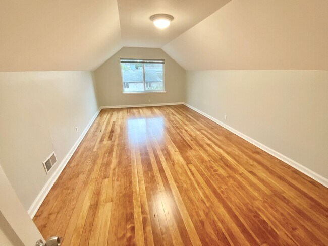 Building Photo - Beautiful Townhouse with Fenced Yard, Gara...