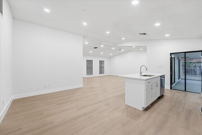 Building Photo - 10619 Abingdon Chase