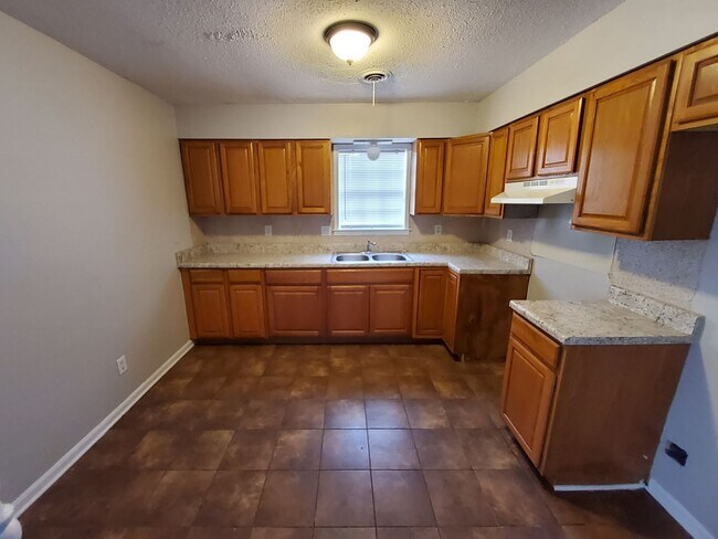 Building Photo - 3145 Briarwood Dr