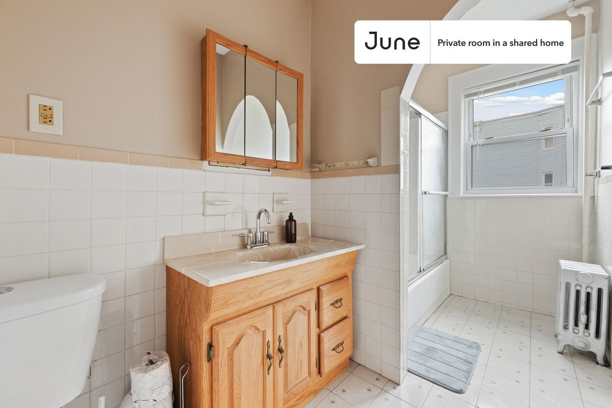 Building Photo - Room in Shared 4 bed/1 bath home