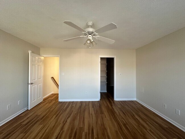 Building Photo - 3-bedroom, 3.5-bathroom nestled in Wyndhurst VA.