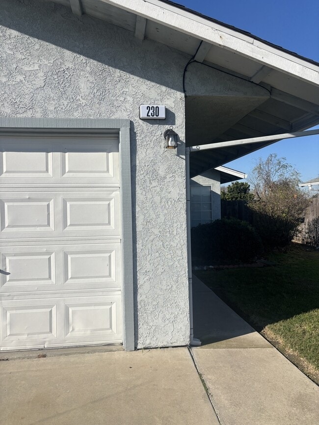 Building Photo - 230 Ventanas Ave