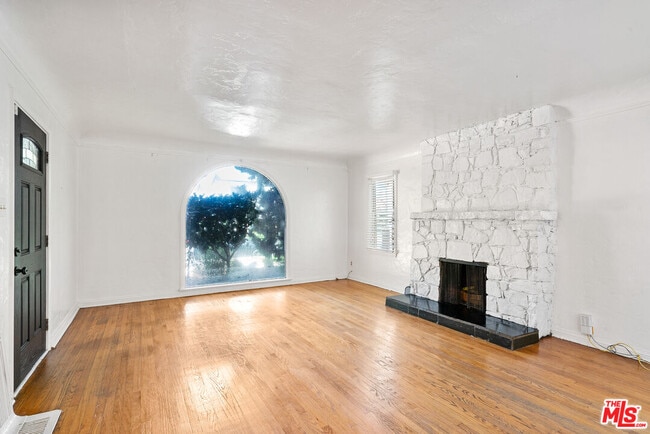 Building Photo - 6086 Saturn St