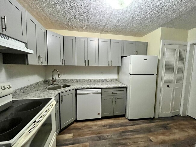 Building Photo - 1 Bedroom 2nd Floor Condo in East Orlando with Laminate Flooring and Scenic Balcony View!