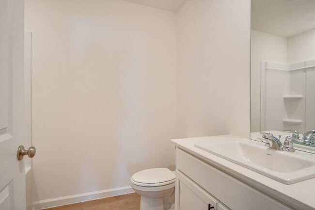 Building Photo - 4-Bedroom Eagles Ridge Rental with Open Floor Plan & Internet Included