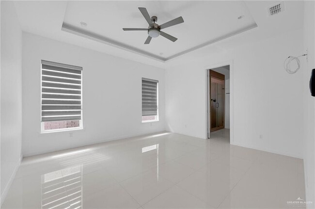 Building Photo - 18 Redbud Ave W