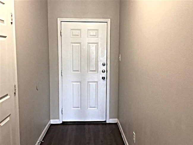 Building Photo - 4 Mira Loma Dr