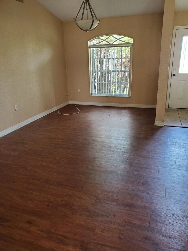 Building Photo - 3 Bedroom Home Close to Everything!