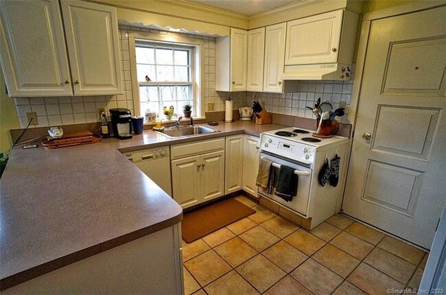 Building Photo - 67 Lake Lillinonah Rd N