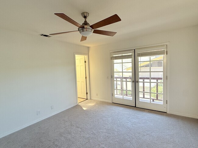 Building Photo - 2561 Navarra Dr