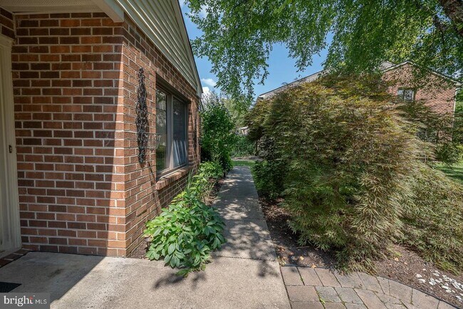 Building Photo - 301 Hanover Ct