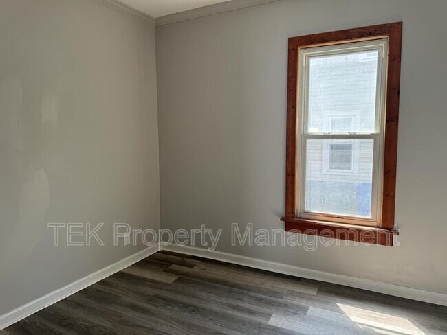 Building Photo - 126 Parsells Ave