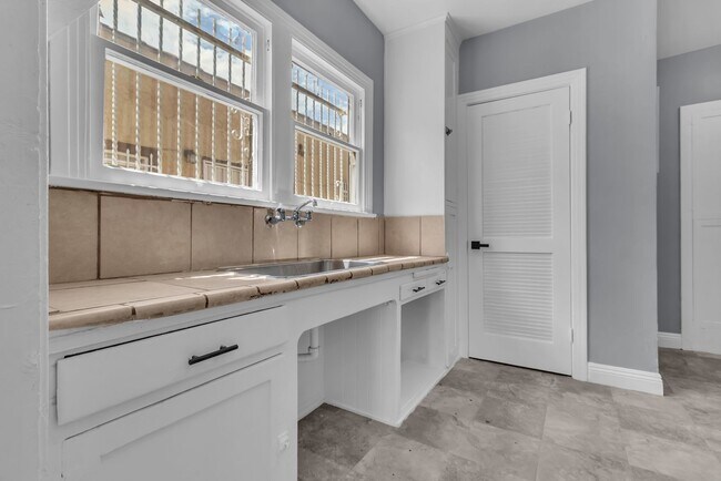 Building Photo - 1441 W 53rd St