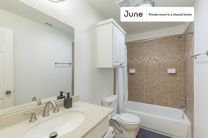 Building Photo - Room in Shared 4 bed/2 bath home