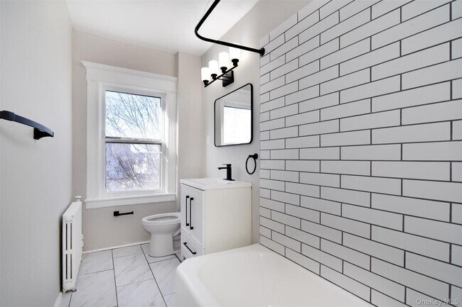 Building Photo - 132 Rich Ave