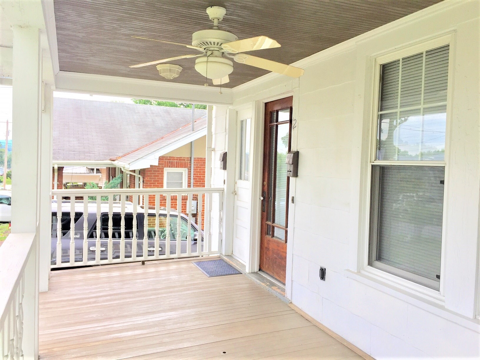 Building Photo - 923 E Hillcrest Dr