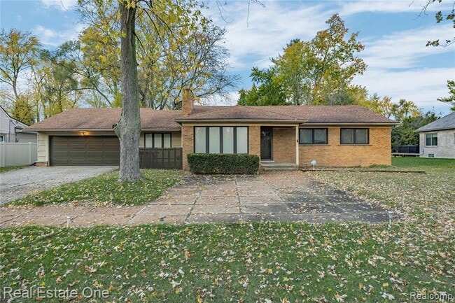 Building Photo - 2360 Pine View Dr