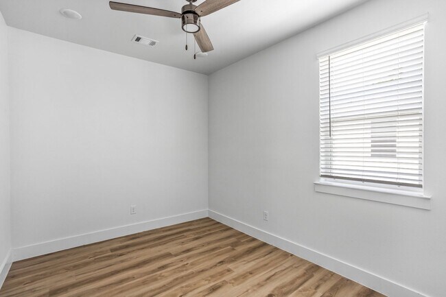 Building Photo - 2509 Benbrook Blvd