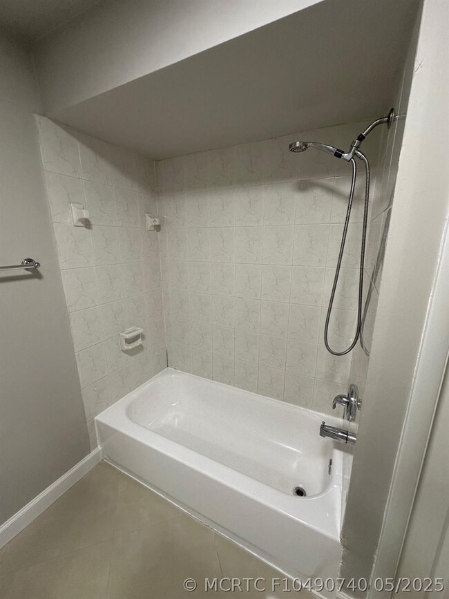 Building Photo - 210 Lakeview Dr
