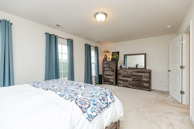 Building Photo - Gorgeous and Modern Home Available