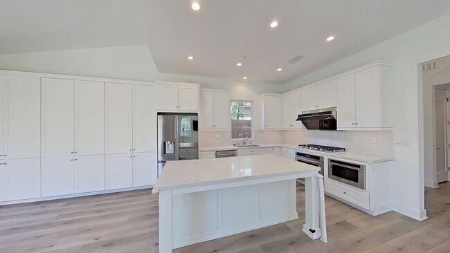 Building Photo - 147 Winnett