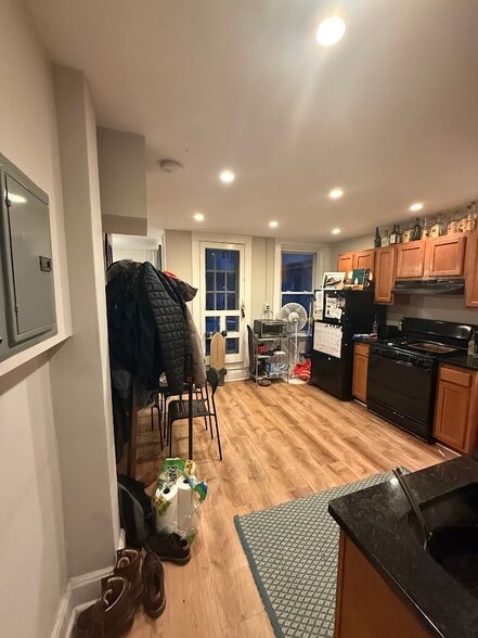 Building Photo - 220 Hanover St