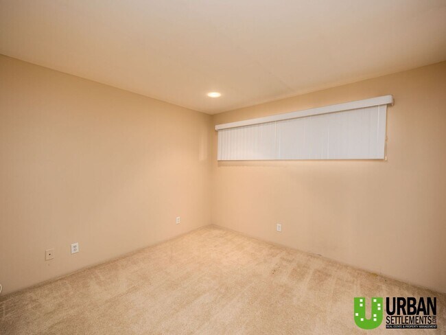Building Photo - Spacious 2 Bedroom, 2 Bath Condo with Mode...