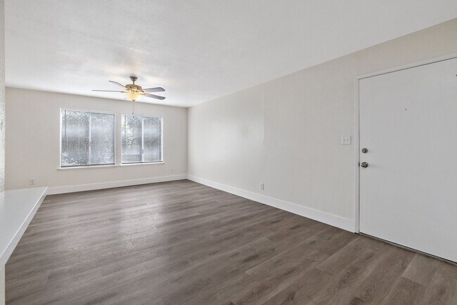 Building Photo - $500 off 1st months rent!  Upstairs unit available now!