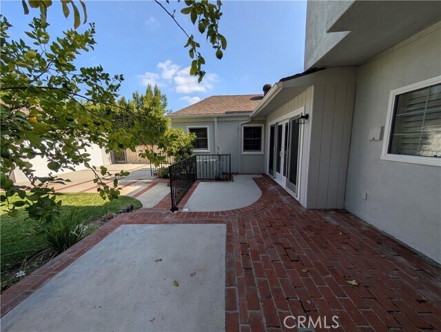 Building Photo - 582 N Sunnyslope Ave