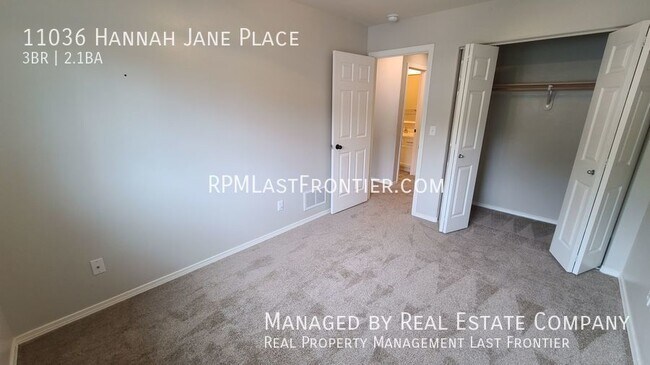 Building Photo - Modern and Stylish Eagle River Townhome