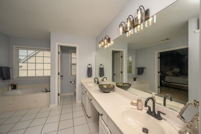 Building Photo - **UPDATED BRENTWOOD HOME THAT DOESN'T FEEL LIKE A RENTAL**