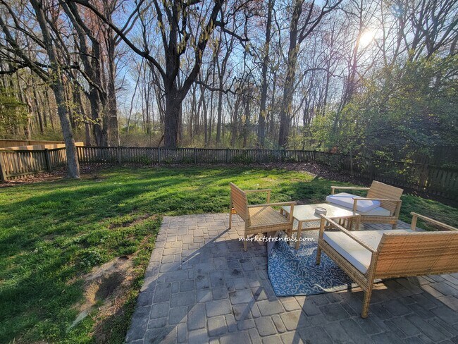 Building Photo - 9115 Honeysuckle Dr