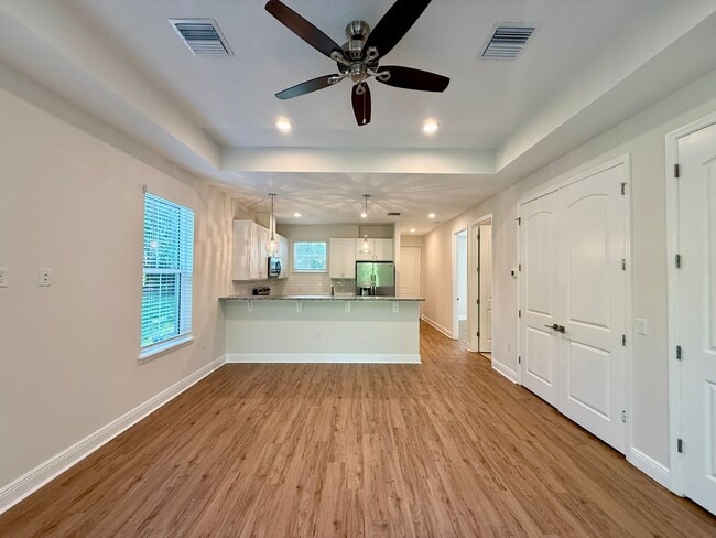 Building Photo - Gorgeous, Modern 2/2 Duplex in Orange City!