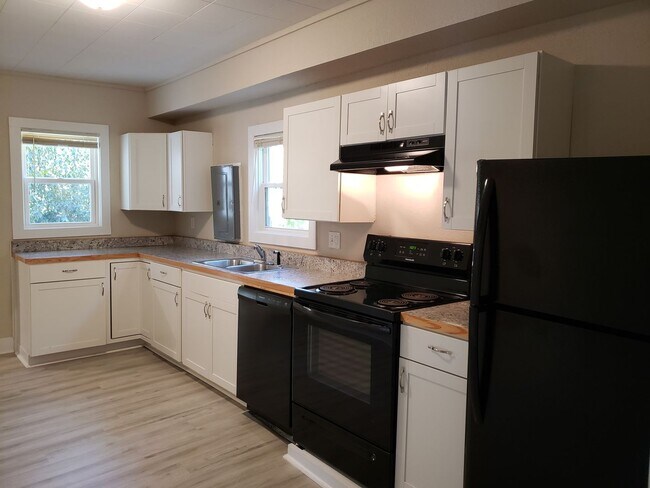 Building Photo - Spacious 2-Bedroom, 1-Bathroom Home AVAILABLE NOW!!