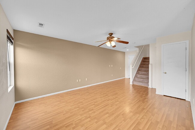 Building Photo - $2,550 - 3 Bed, 2 Bath End Unit Townhome w...